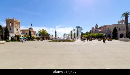 Il cortile, Plaza de Panama intorno alla casa del Prado e Museo dell'uomo in Balboa Park di San Diego, la California del sud, uni Foto Stock