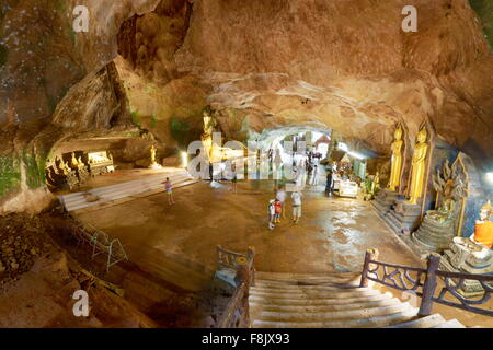 Thailandia - Phang Nga, Wat Suwan Kuha tempio nella grotta Foto Stock