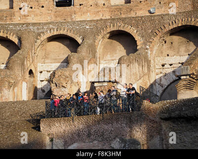 I turisti che visitano il Colosseo a Roma, Italia Foto Stock