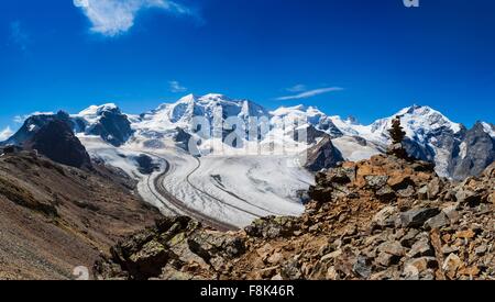 Vista in elevazione della coperta di neve montagna valle e le vie, Eggishorn, Svizzera Foto Stock