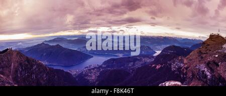 Vista panoramica del Lago di Lugano all'alba, Svizzera Foto Stock