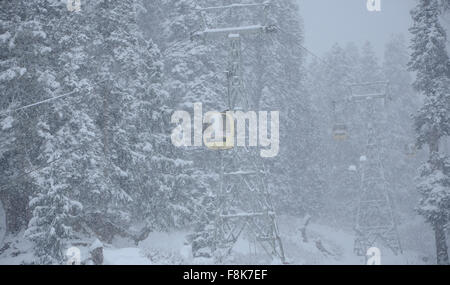 Indiano Kashmir amministrato. 10 dicembre, 2015. Una vista di gondolo a Gulmarg valley, 55 chilometri da Srinagar raggiunge il più alto della valle del Kashmir hanno ricevuto sperimentato nevicata fresca mentre piove sconvolto la pianura anche come le temperature minime in più parti della vallata rimasti leggermente al di sopra del punto di congelamento. Credito: Sofi Suhail/Alamy Live News Foto Stock