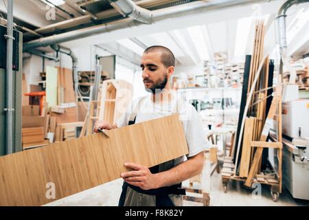 Carpenter lavorando su legno Foto Stock