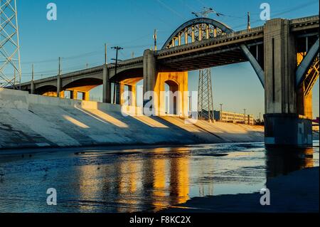 La luce del sole sul fiume di Los Angeles Embankment e 6th street bridge, Los Angeles, California, Stati Uniti d'America Foto Stock