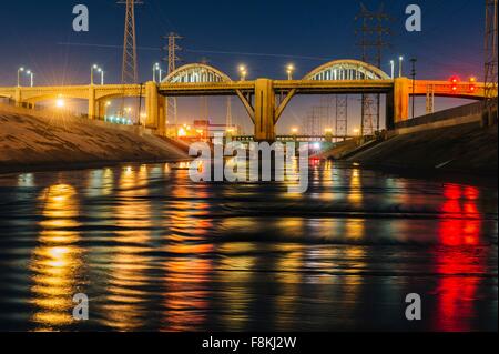 Una diminuzione del punto di vista del fiume di Los Angeles e 6th street bridge illuminata di notte, Los Angeles, California, Stati Uniti d'America Foto Stock