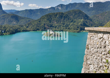 Isola sul lago di Bled in Slovenia con chiesa dell Assunzione, antenna vista dal castello Foto Stock