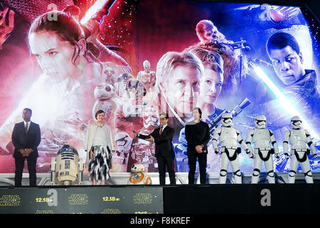 Tokyo, Giappone. 10 dicembre, 2015. (L a R) attore John Boyega, Droide R2-D2, attrice Daisy Ridley, droid BB-8, direttore J.J. Abrams, attore Adam conducente e Imperial Stormtroopers frequentare il Giappone Premiere per il film ''Star Wars: La forza risveglia'' in Roppongi Hills sul dicembre 10, 2015, Tokyo, Giappone. Il cast sono trascorrere 2 giorni in Giappone come parte della promozione per il nuovo film che è impostato a livello mondiale per il rilascio su dicembre 18th. Credito: Aflo Co. Ltd./Alamy Live News Foto Stock