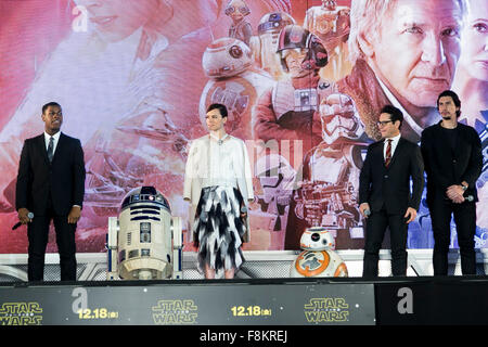 Tokyo, Giappone. 10 dicembre, 2015. (L a R) attore John Boyega, Droide R2-D2, attrice Daisy Ridley, droid BB-8, direttore J.J. Abrams e attore Adam conducente frequentare il Giappone Premiere per il film ''Star Wars: La forza risveglia'' in Roppongi Hills sul dicembre 10, 2015, Tokyo, Giappone. Il cast sono trascorrere 2 giorni in Giappone come parte della promozione per il nuovo film che è impostato a livello mondiale per il rilascio su dicembre 18th. Credito: Aflo Co. Ltd./Alamy Live News Foto Stock