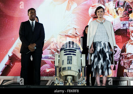 Tokyo, Giappone. 10 dicembre, 2015. (L a R) i protagonisti John Boyega, Droide R2-D2 e Daisy Ridley frequentare il Giappone Premiere per il film ''Star Wars: La forza risveglia'' in Roppongi Hills sul dicembre 10, 2015, Tokyo, Giappone. Il cast sono trascorrere 2 giorni in Giappone come parte della promozione per il nuovo film che è impostato a livello mondiale per il rilascio su dicembre 18th. Credito: Aflo Co. Ltd./Alamy Live News Foto Stock