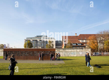 I resti del muro di Berlino e il memoriale di coloro che sono morti tentando di attraversare Foto Stock