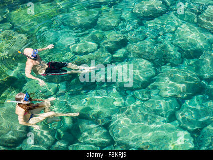 Ocean piscina, Queens bagno piscina marea sulla costa di Princeville, Kauai, Hawaii con snorkeling nuotatori Foto Stock
