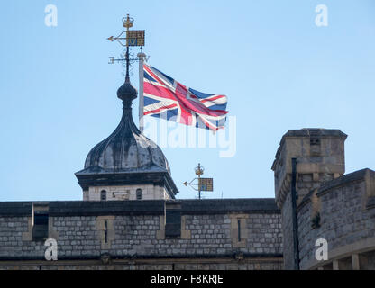 Bandiera Union Jack sulla Torre di Londra, Inghilterra, Regno Unito Foto Stock