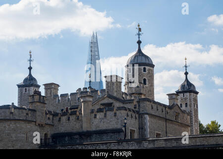 Il grattacielo Shard dietro le pareti della Torre di Londra, Inghilterra, Regno Unito Foto Stock