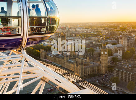 Londra vista aerea oltre le case del Parlamento e il Big Ben dal London Eye in Westminster, Londra, Regno Unito Foto Stock