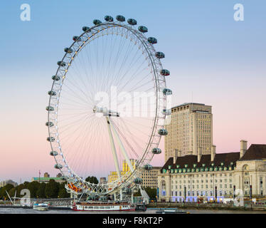 London Eye o Millennium Wheel sulla riva sud del fiume Tamigi a Londra Inghilterra, Regno Unito Foto Stock