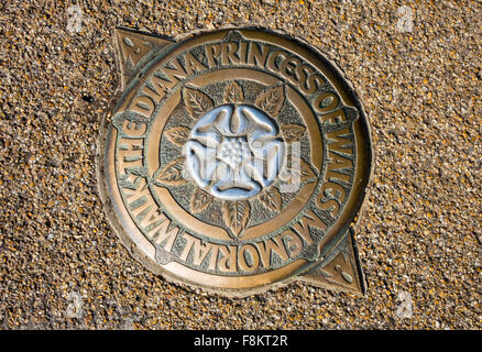 Marcatore di bronzo nel sentiero per la Principessa Diana del Galles Memorial a piedi in Kensington Gardens, Londra Foto Stock