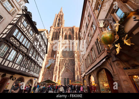 Il centro della città di Strasburgo, la cattedrale di Strasburgo e il centro medievale della città vecchia da Rue Merciere, Strasburgo, Alsace Francia Europa Foto Stock