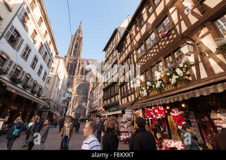 La cattedrale e la città vecchia medievale degli edifici a Natale, Rue Merciere, Strasburgo, Alsace Francia Europa Foto Stock