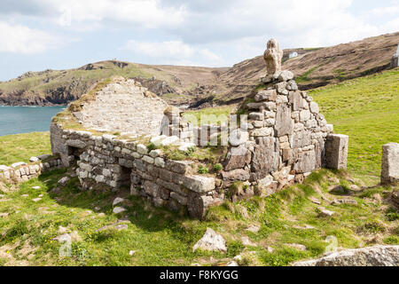 I resti o le rovine di St. Helen's oratorio un piccolo inizio cappella cristiana a Cape Cornwall, Cornwall, South West England, Regno Unito Foto Stock