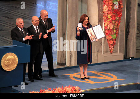 Oslo, Norvegia. 10 dicembre, 2015. I vincitori del 2015 Premio Nobel, tunisino dialogo nazionale i membri del Quartetto, (L-R) Hassine Abasse, segretario generale del generale tunisino Sindacato, Mohamed Fadhel Mahfoudh, presidente dell'ordine tunisino di avvocati, Abdessattar Ben Moussa, presidente della Lega tunisina dei diritti dell'uomo, e Ouided Bouchamaoui, presidente della Confederazione tunisino dell'Industria, commercio e artigianato, salire sul podio al Premio Nobel per la pace cerimonia di premiazione a Oslo, Norvegia, Dic 10, 2015. Credito: Xinhua/Alamy Live News Foto Stock