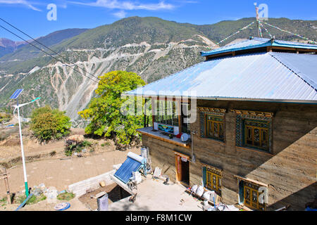 Le monache learning lavatrice meccanica,Susong monastero Buddista, Benzilan,nella provincia dello Yunnan,PRC,Repubblica Popolare di Cina Foto Stock