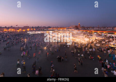 Djemaa El Fnaa al crepuscolo, Marrakech, Marocco Foto Stock