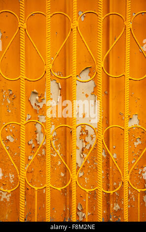 Asta in metallo recinzione arancio astratto di superficie, decorativi antica recinzione con cuori come fili sagomati e stagionato texture di vernice... Foto Stock