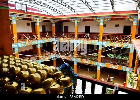 Le monache learning lavatrice meccanica,Susong monastero Buddista, Benzilan,nella provincia dello Yunnan,PRC,Repubblica Popolare di Cina Foto Stock