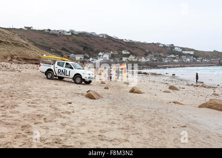 Un Royal National scialuppa di salvataggio istituzione RNLI veicolo di soccorso su Sennen Cove Beach Cornwall Inghilterra Regno Unito Foto Stock