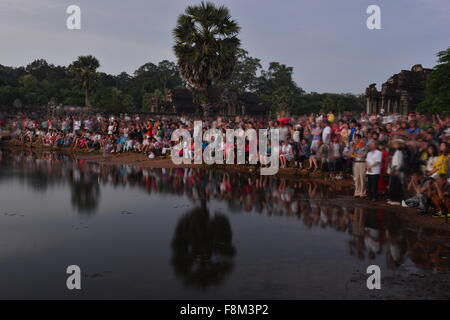 I turisti a guardare l'alba a Angkor Wat, Cambogia Foto Stock