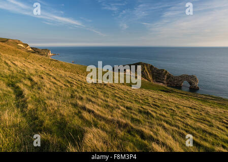 Incredibile insenatura naturale paesaggio costiero al tramonto con il bellissimo cielo Foto Stock