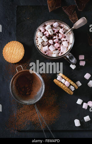 Tazza di cioccolata calda con cacao in polvere, le fave di cacao e pezzi di  cioccolato Foto stock - Alamy