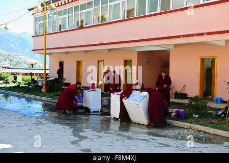 Le monache learning lavatrice meccanica,Susong monastero Buddista, Benzilan,nella provincia dello Yunnan,PRC,Repubblica Popolare di Cina Foto Stock