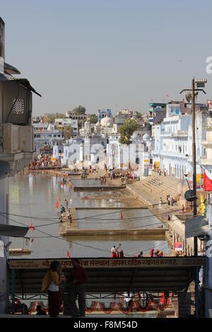 PUSHKAR, INDIA - NOV 29: Vista del lago Pushkar attraverso gli edifici. Si tratta di un lago sacro degli indù.Immagine presa il 29 novembre 2 Foto Stock