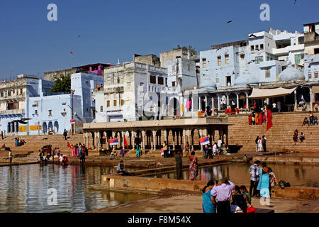 PUSHKAR, INDIA - NOV 29: Vista del lago Pushkar attraverso gli edifici. Si tratta di un lago sacro degli indù.Immagine presa il 29 novembre 2 Foto Stock