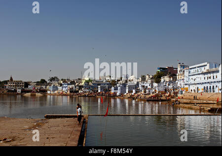 PUSHKAR, INDIA - NOV 29: Vista del lago Pushkar attraverso gli edifici. Si tratta di un lago sacro degli indù.Immagine presa il 29 novembre 2 Foto Stock