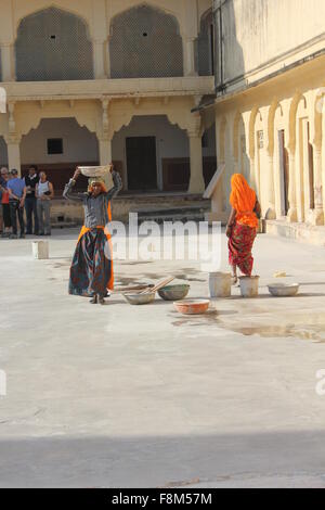 JAIPUR, Delhi - NOV 30: forte di Amber a Jaipur, dettagli architettonici del palazzo con gente che cammina intorno ad esso il 30 novembre Foto Stock