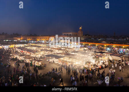 Djemaa El Fnaa al crepuscolo, Marrakech, Marocco Foto Stock