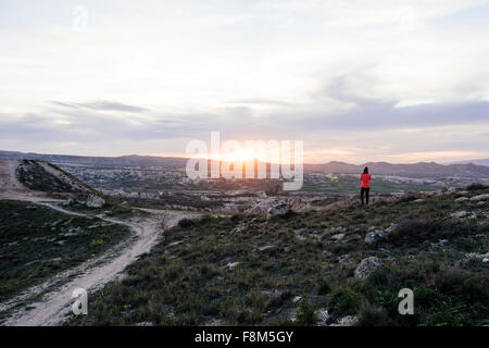 Vista dalla collina Aktepe al tramonto su Red Valley, Goreme National Park, Cappadocia, regione dell'Anatolia, Turchia Foto Stock