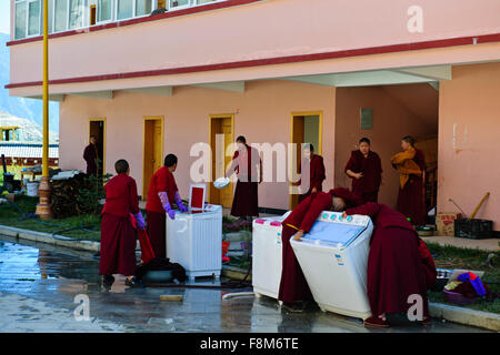 Le monache learning lavatrice meccanica,Susong monastero Buddista, Benzilan,nella provincia dello Yunnan,PRC,Repubblica Popolare di Cina Foto Stock