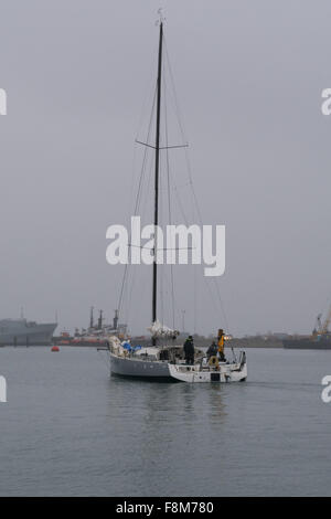 Colchester, Regno Unito. Il 10 dicembre 2015. Jersey britanniche di base yachtsman, Phil Forte con il suo equipaggio Sean Conway e proprietario di imbarcazione Alex vicolo, stanno lasciando Falmouth oggi stesso per provare e impostare un nuovo record britannico per la vela da Lands End a John O Groats. Sean "barba" Conway ha già completato un incredibile triathlon di nuoto da John O Groats a Lands End - assunzione di 4,5 mesi, ha ammidina biciclica e questo anno ha corso con esso. Egli crebbe la sua famosa barba per proteggere se stesso dalle meduse durante il nuoto la lunghezza del paese. Foto Stock