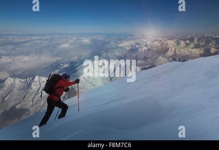 Scalatore muovendosi attraverso la neve profonda, alpi svizzere, Canton Vallese, Svizzera Foto Stock