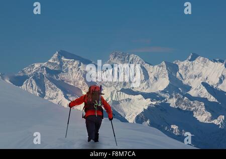 Vista posteriore dello scalatore muovendosi attraverso la neve profonda, alpi svizzere, Canton Vallese, Svizzera Foto Stock