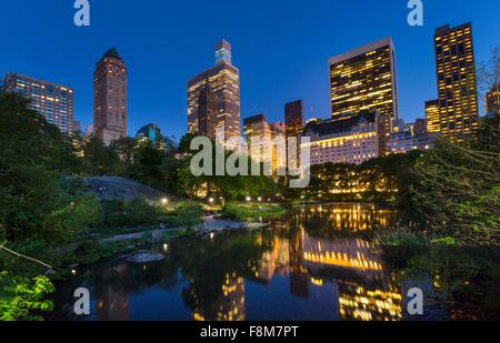 Skyline di riflessione nel lago di Central Park di notte, New York, Stati Uniti d'America Foto Stock