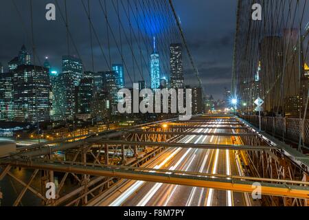 Vista in elevazione del ponte di Brooklyn e Manhattan financial district skyline notturno, New York, Stati Uniti d'America Foto Stock