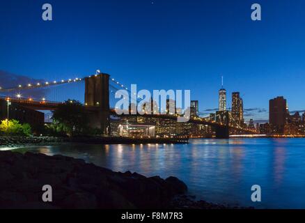 Manhattan il quartiere finanziario e il ponte di Brooklyn a notte, New York, Stati Uniti d'America Foto Stock