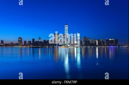 Manhattan financial district skyline e One World Trade Center di notte, New York, Stati Uniti d'America Foto Stock