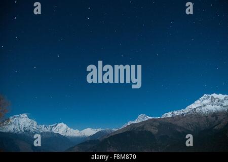 Snow capped montuosa sotto il cielo stellato, Nepal Foto Stock