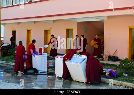 Le monache learning lavatrice meccanica,Susong monastero Buddista, Benzilan,nella provincia dello Yunnan,PRC,Repubblica Popolare di Cina Foto Stock