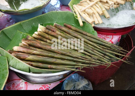 Germogli di bambù preparati per la vendita in un mercato coperto in ther centro di Bangkok, Thailandia, Febbraio Foto Stock